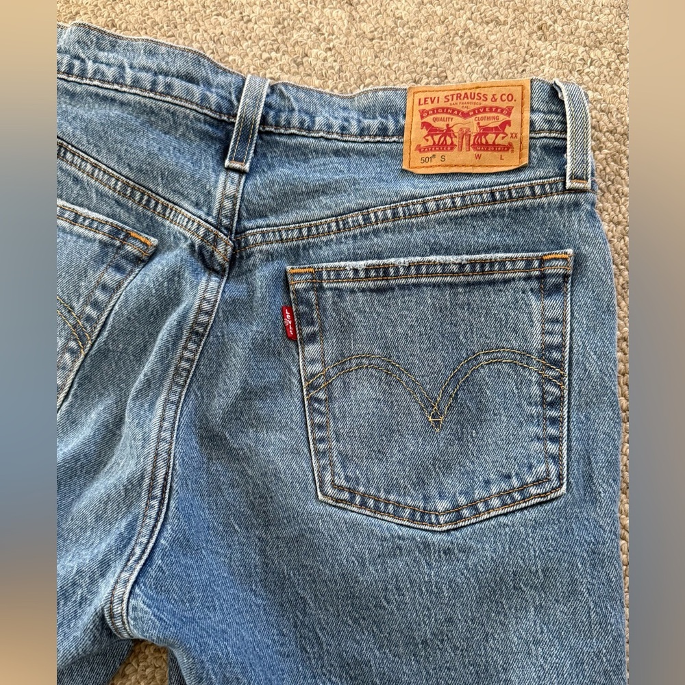 Levi's Classic Blue Jeans with Red Tag